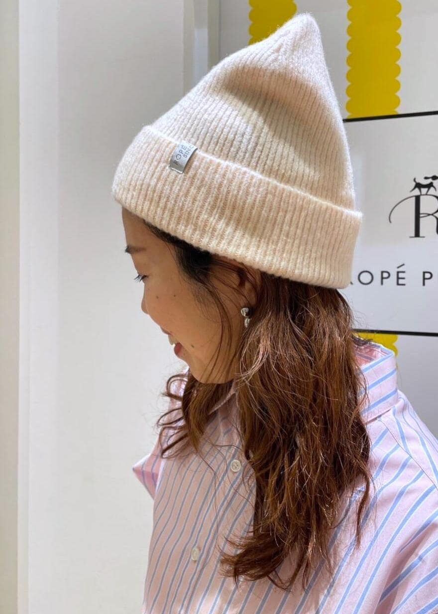 ベージュ系のカーゴパンツ、ピンク系のトートバッグ、ピンク系のシャツ/ブラウスを着用したレディースの冬コーディネートの6枚目の写真