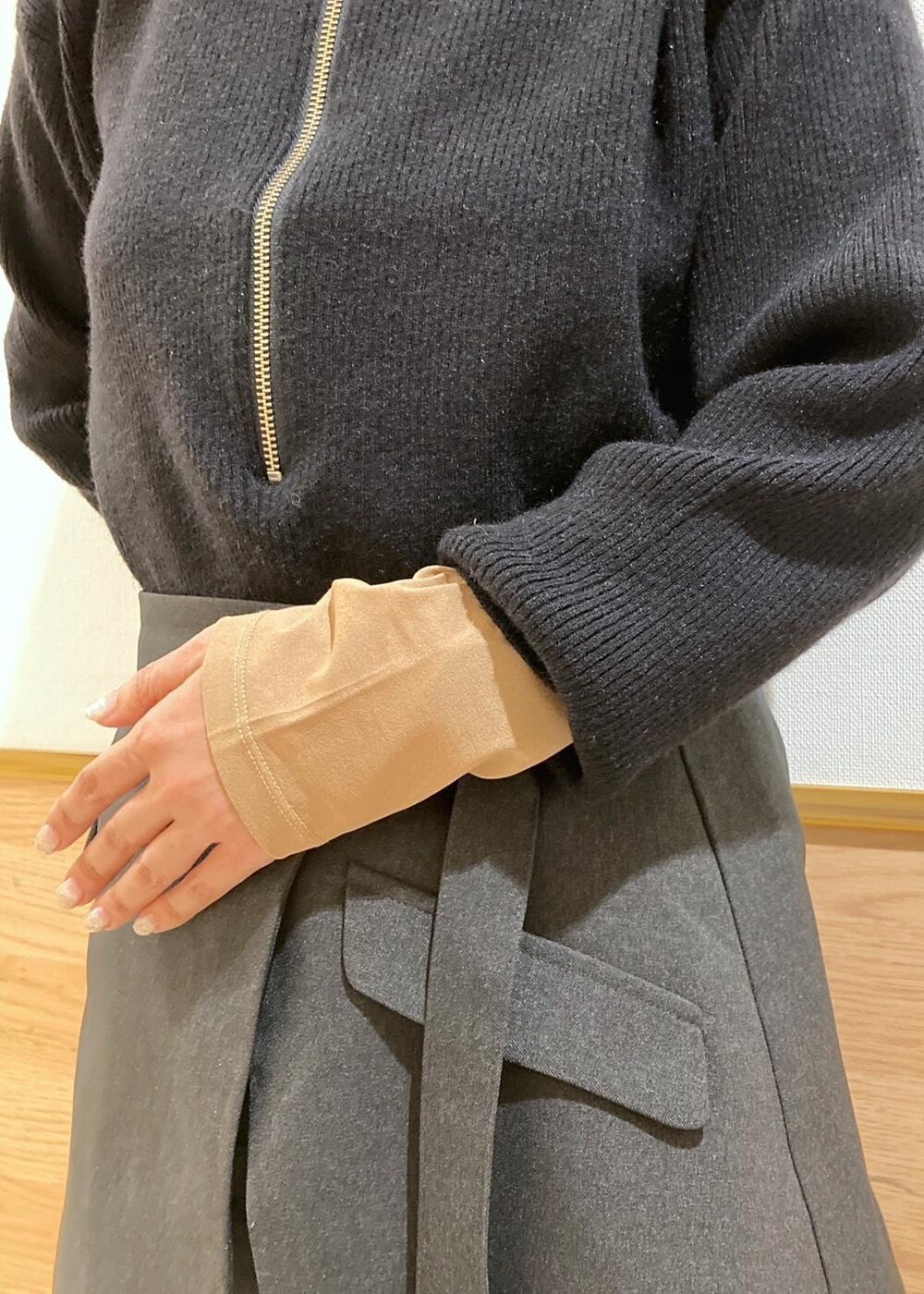 シルバー系のパンプス、ブラック系のニット/セーター、グレー系のその他パンツを着用したレディースの秋コーディネートの6枚目の写真