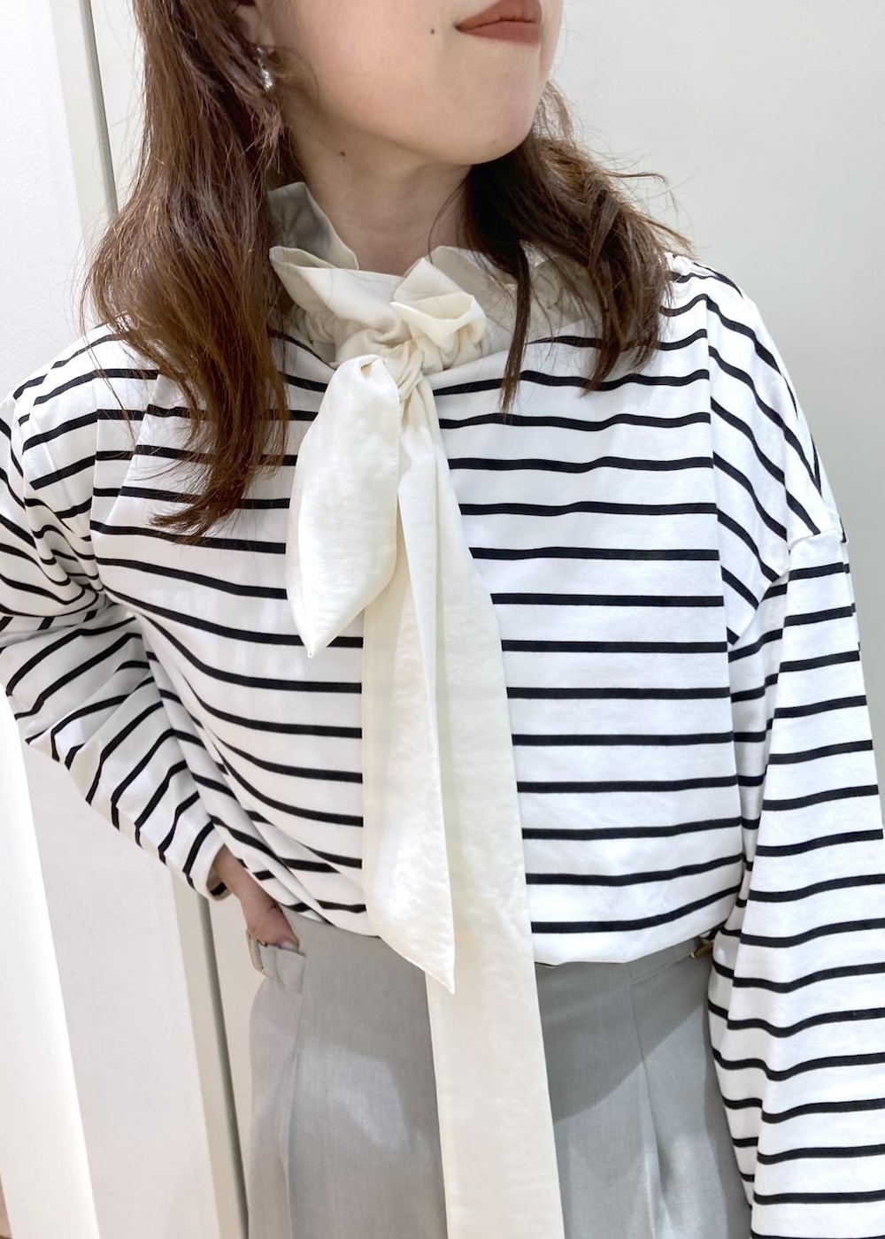 ブラック系のTシャツ/カットソー、ブラウン系のローファー、グリーン系のその他パンツを着用したレディースの冬コーディネートの4枚目の写真