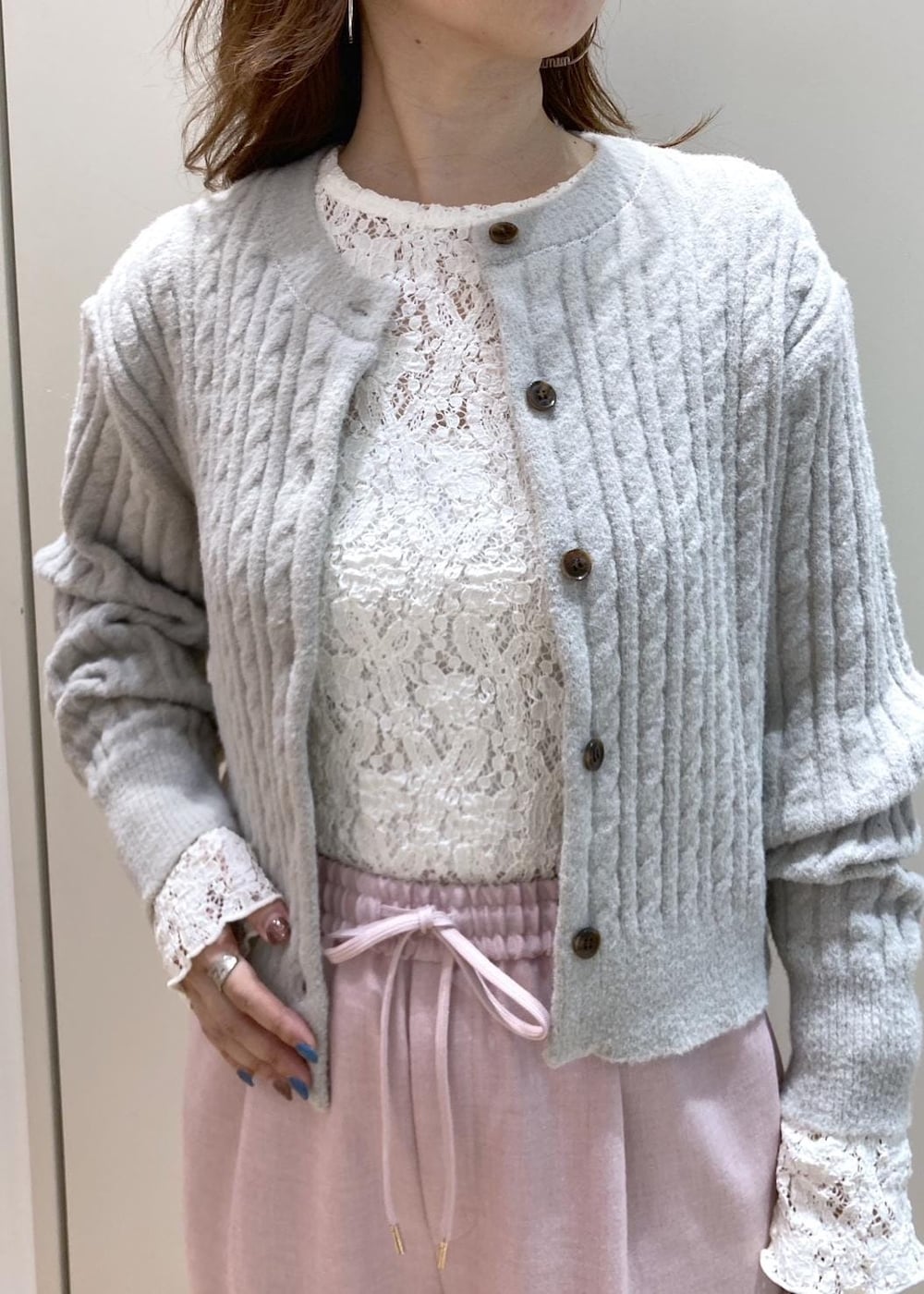 ピンク系のその他パンツ、グレー系のカーディガン/ボレロ、ブラック系のブーツを着用したレディースの秋コーディネートの4枚目の写真