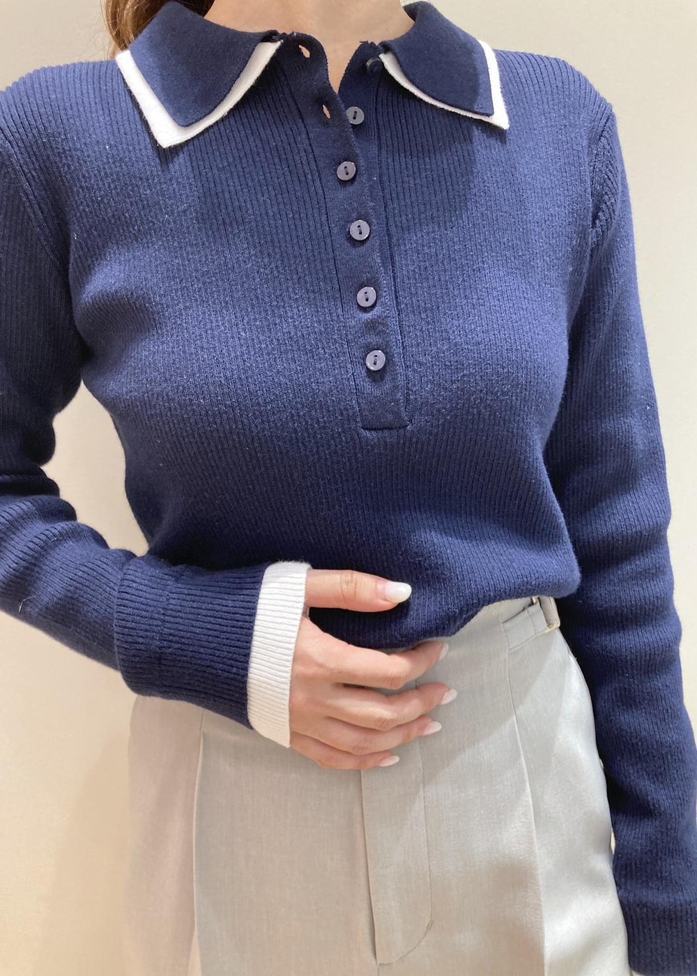 ブラック系のローファー、ブラック系のボストンバッグ、グリーン系のその他パンツを着用したレディースの冬コーディネートの6枚目の写真