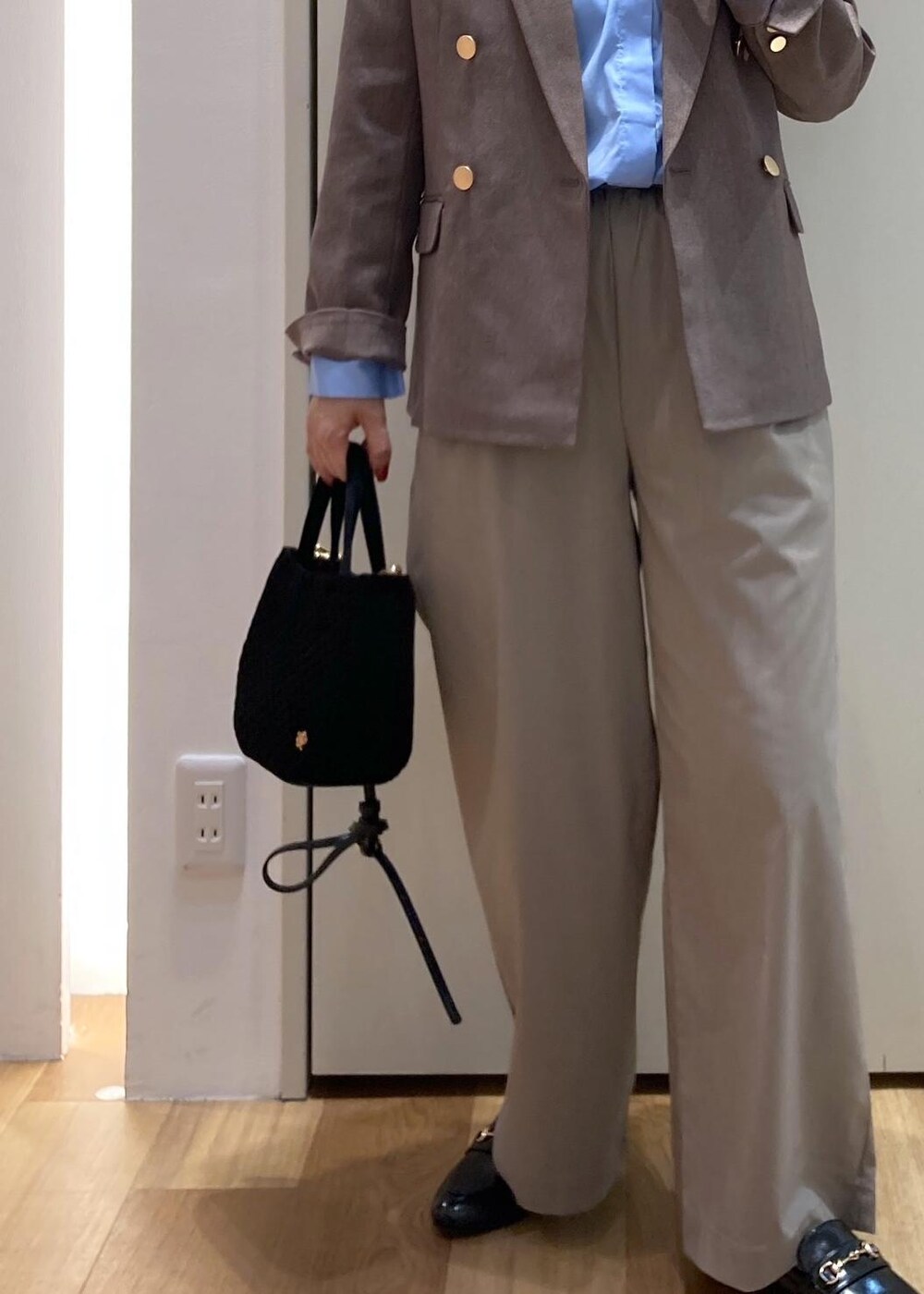 ベージュ系のテーラードジャケット、ベージュ系のその他パンツ、ブラック系のローファーを着用したレディースの秋コーディネートの6枚目の写真