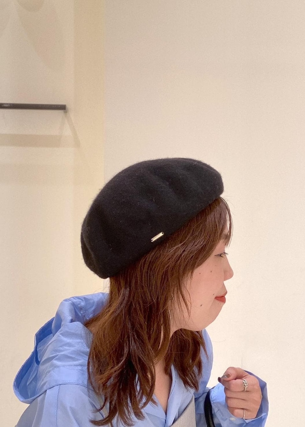 グレー系のワンピース、ブルー系のシャツ/ブラウス、ブラック系のボストンバッグを着用したレディースの秋コーディネートの6枚目の写真