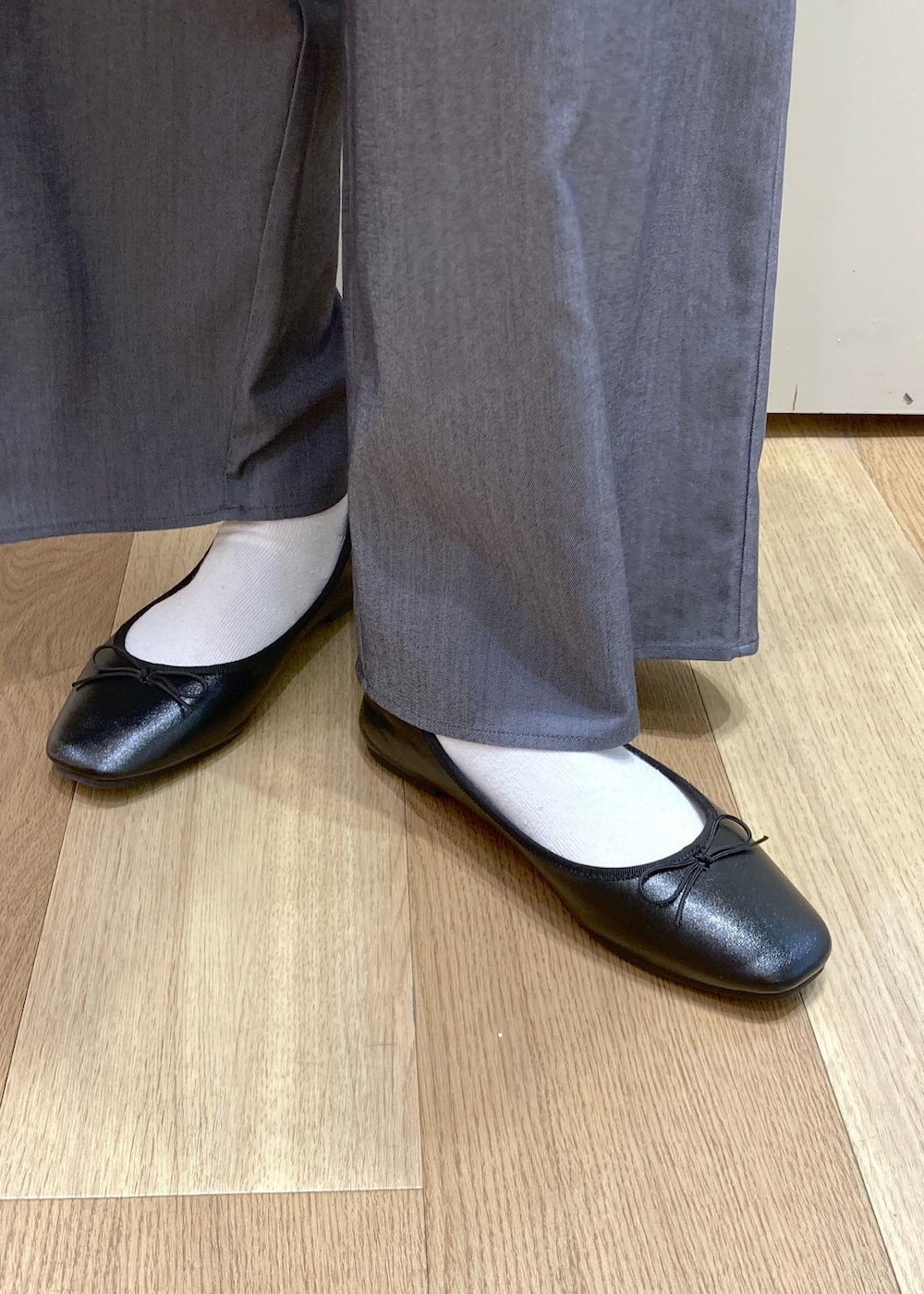 ブラック系のバレエシューズ、ブルー系のシャツ/ブラウス、ブラック系のショルダーバッグを着用したレディースの春コーディネートの7枚目の写真