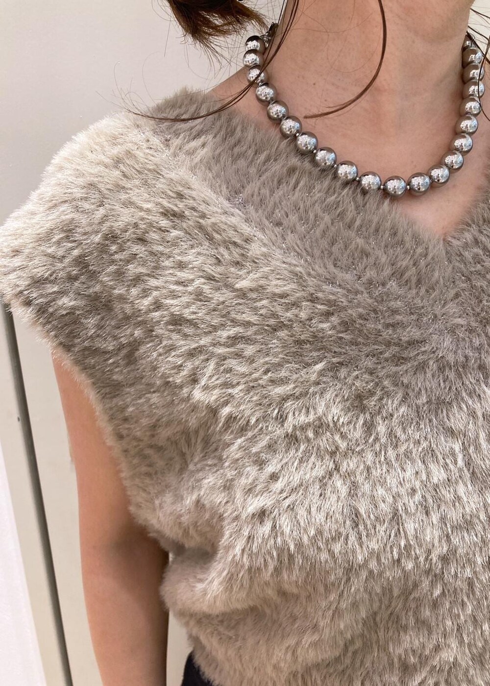 ブルー系のその他パンツ、ベージュ系のベスト、ブラック系のパンプスを着用したレディースの秋コーディネートの5枚目の写真