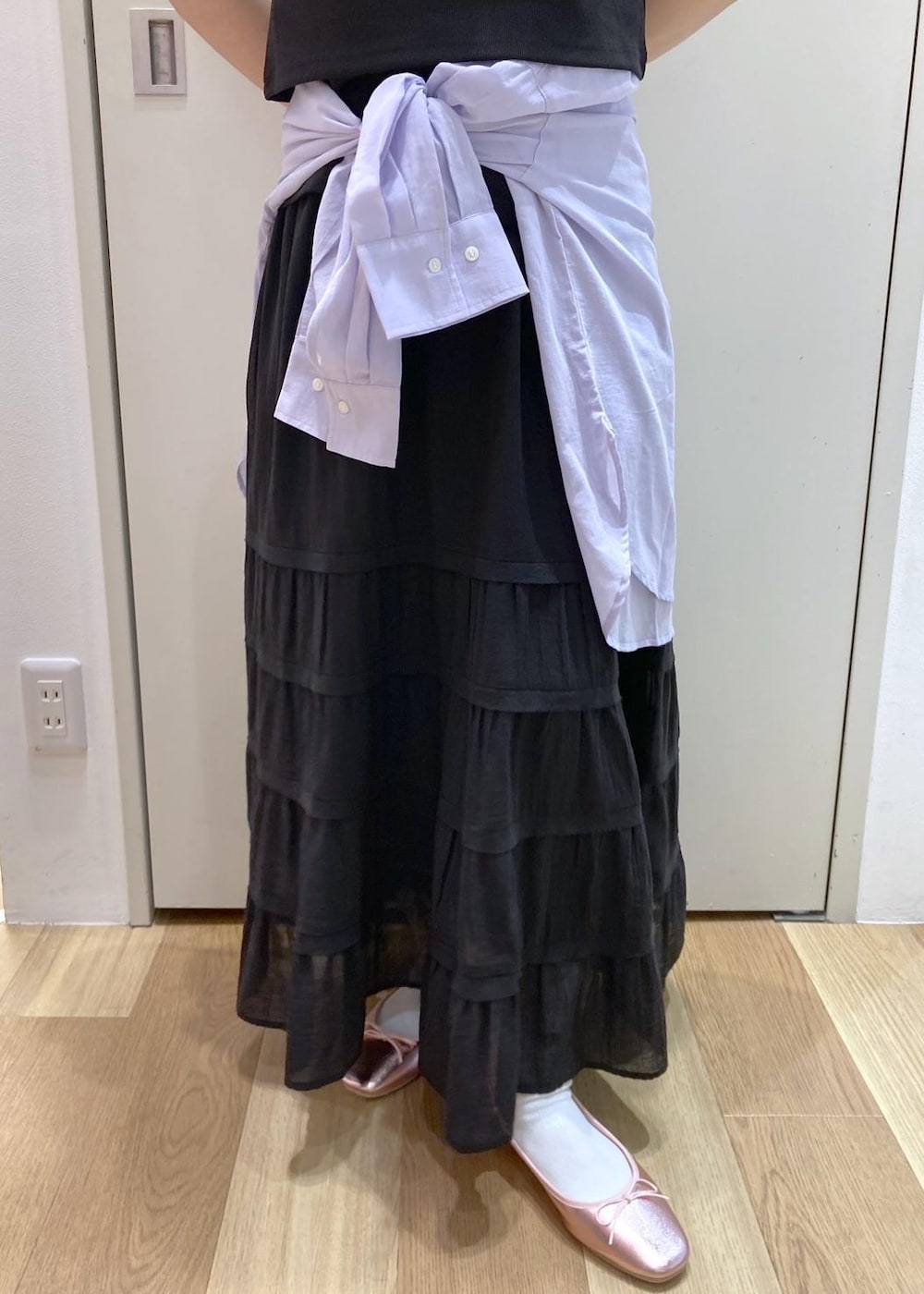 ピンク系のバレエシューズ、ブラック系のスカート、ブラック系のTシャツ/カットソーを着用したレディースの夏コーディネートの4枚目の写真