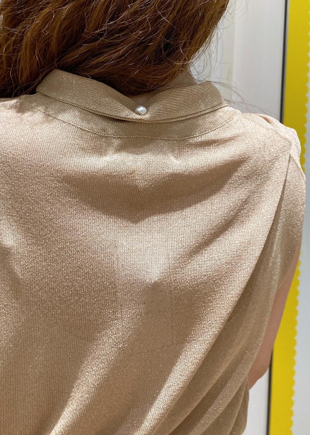 ブラック系のサンダル、ブラック系のショルダーバッグ、グレー系のその他パンツを着用したレディースの夏コーディネートの5枚目の写真