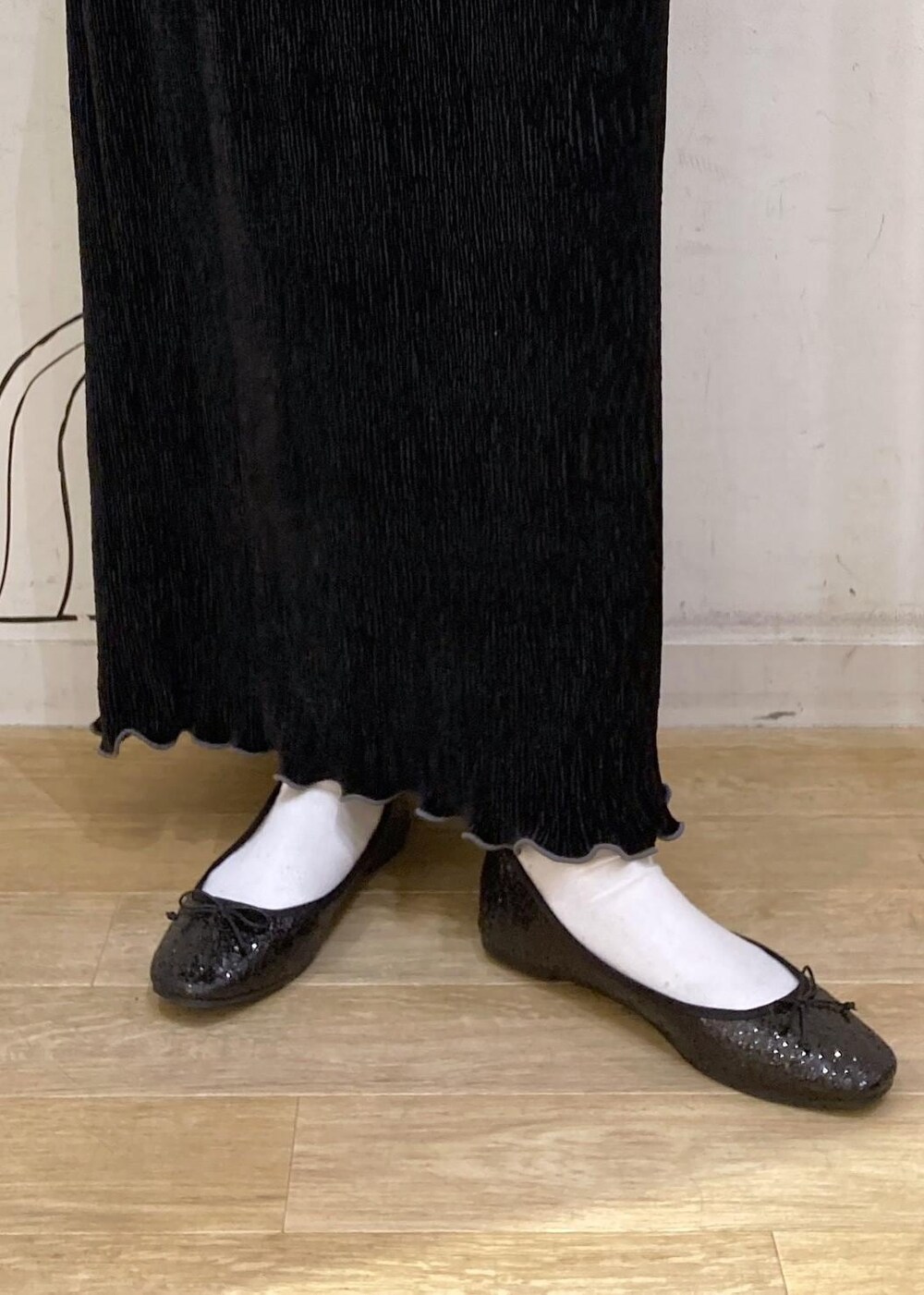 ホワイト系のTシャツ/カットソー、グレー系のニット/セーター、レッド系のトートバッグを着用したレディースの冬コーディネートの8枚目の写真