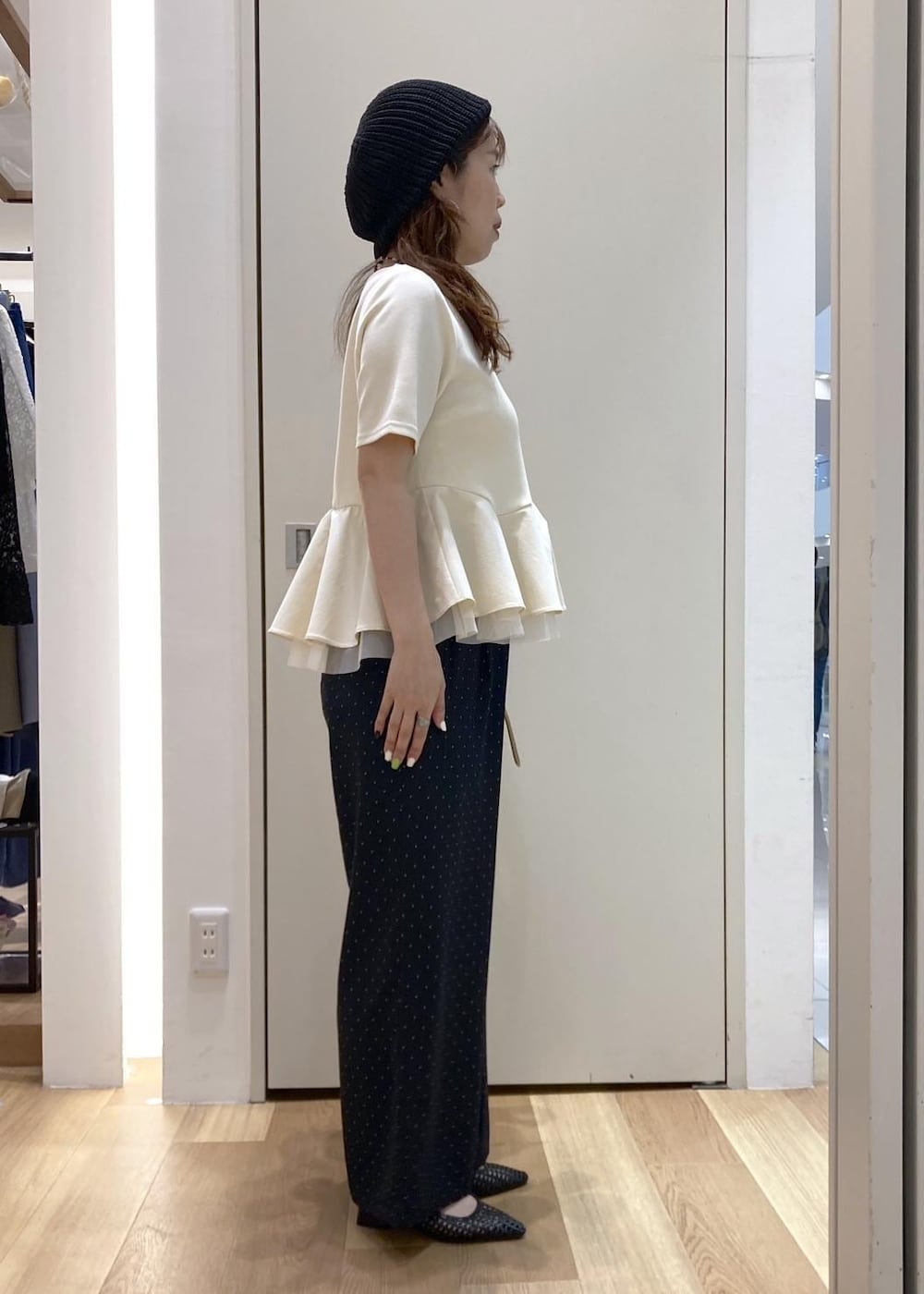 ブラック系のパンプス、ベージュ系のTシャツ/カットソー、ブルー系のその他パンツを着用したレディースの春コーディネートの2枚目の写真