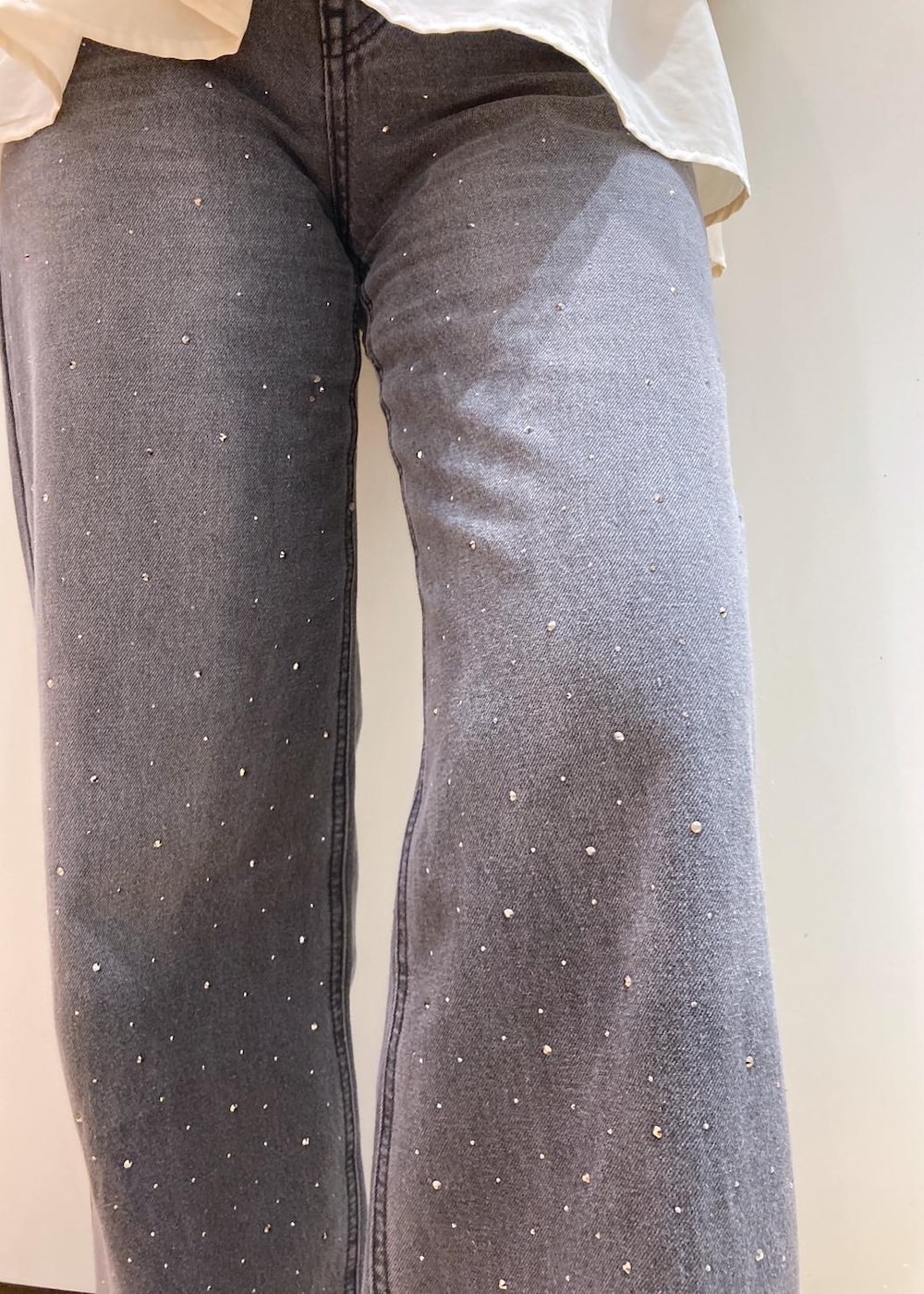 ベージュ系のシャツ/ブラウス、ベージュ系のベスト、ブラック系のデニムパンツを着用したレディースの秋コーディネートの7枚目の写真