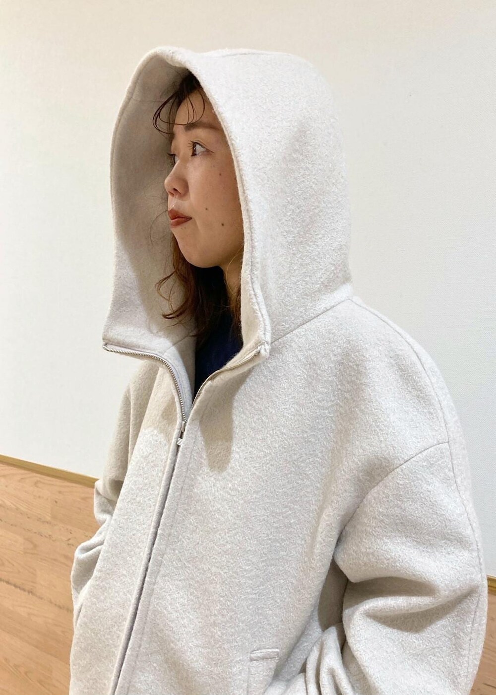 グレー系のその他アウター、ホワイト系のTシャツ/カットソー、ブルー系のスウェットを着用したレディースの秋コーディネートの4枚目の写真