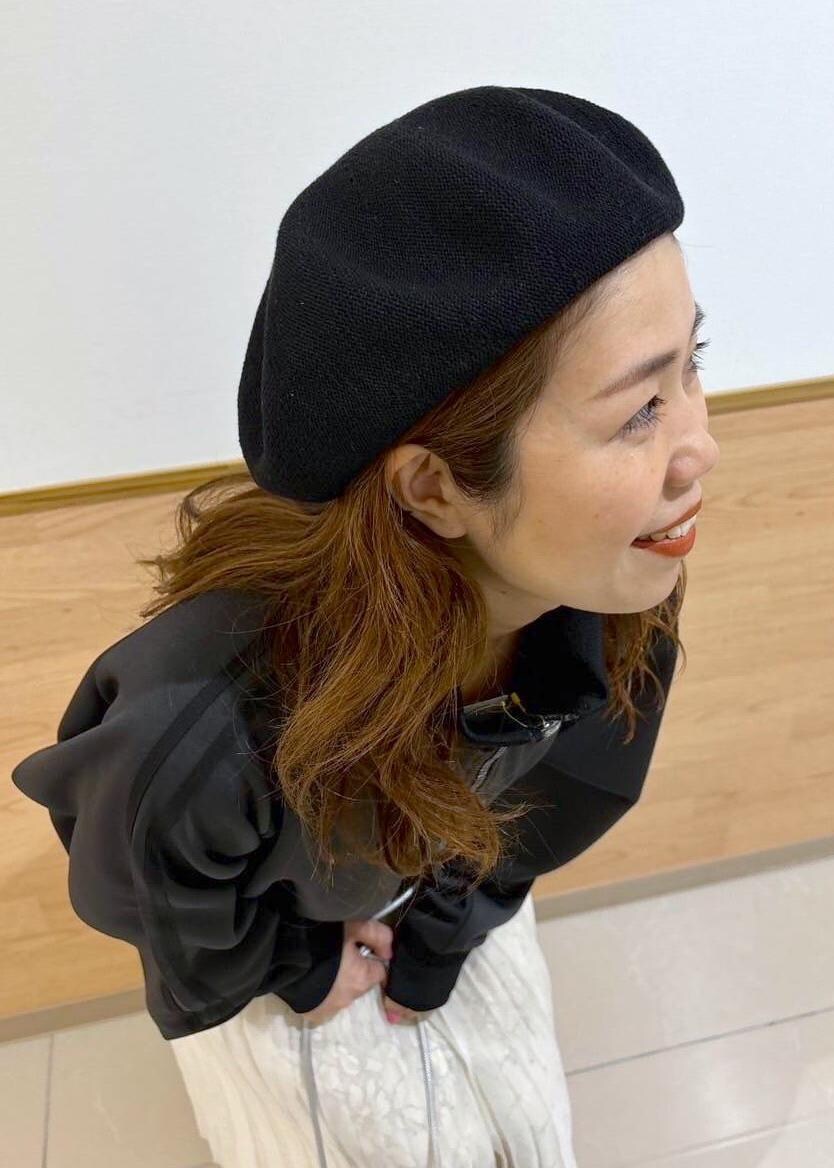 シルバー系のショルダーバッグ、グレー系のその他アウター、ホワイト系のスカートを着用したレディースの冬コーディネートの5枚目の写真