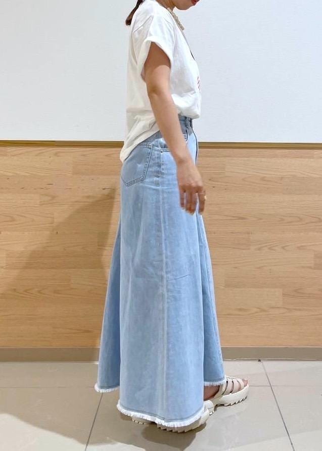 ホワイト系のサンダル、ブルー系のデニムスカート、ホワイト系のTシャツ/カットソーを着用したレディースの夏コーディネートの3枚目の写真