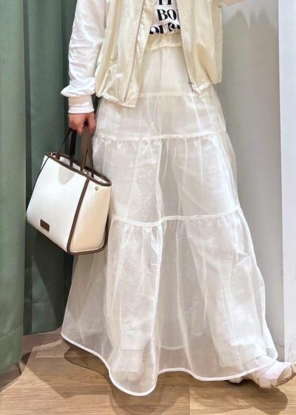 ホワイト系のTシャツ/カットソー、ホワイト系のデニムパンツ、ホワイト系のトートバッグを着用したレディースの春コーディネートの3枚目の写真