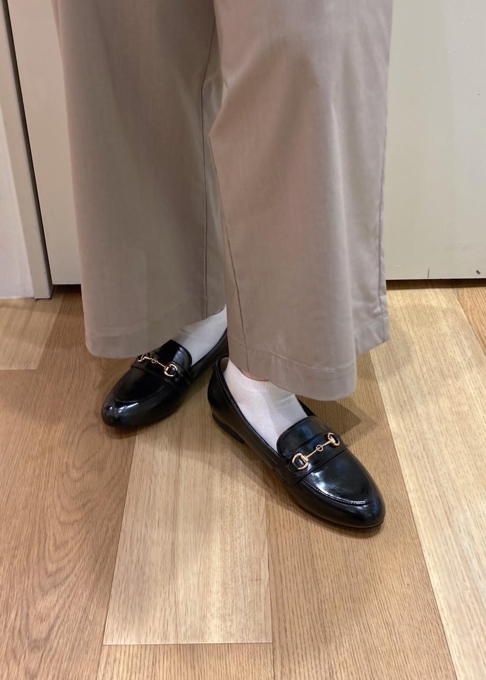 ベージュ系のテーラードジャケット、ベージュ系のその他パンツ、ブラック系のローファーを着用したレディースの秋コーディネートの7枚目の写真