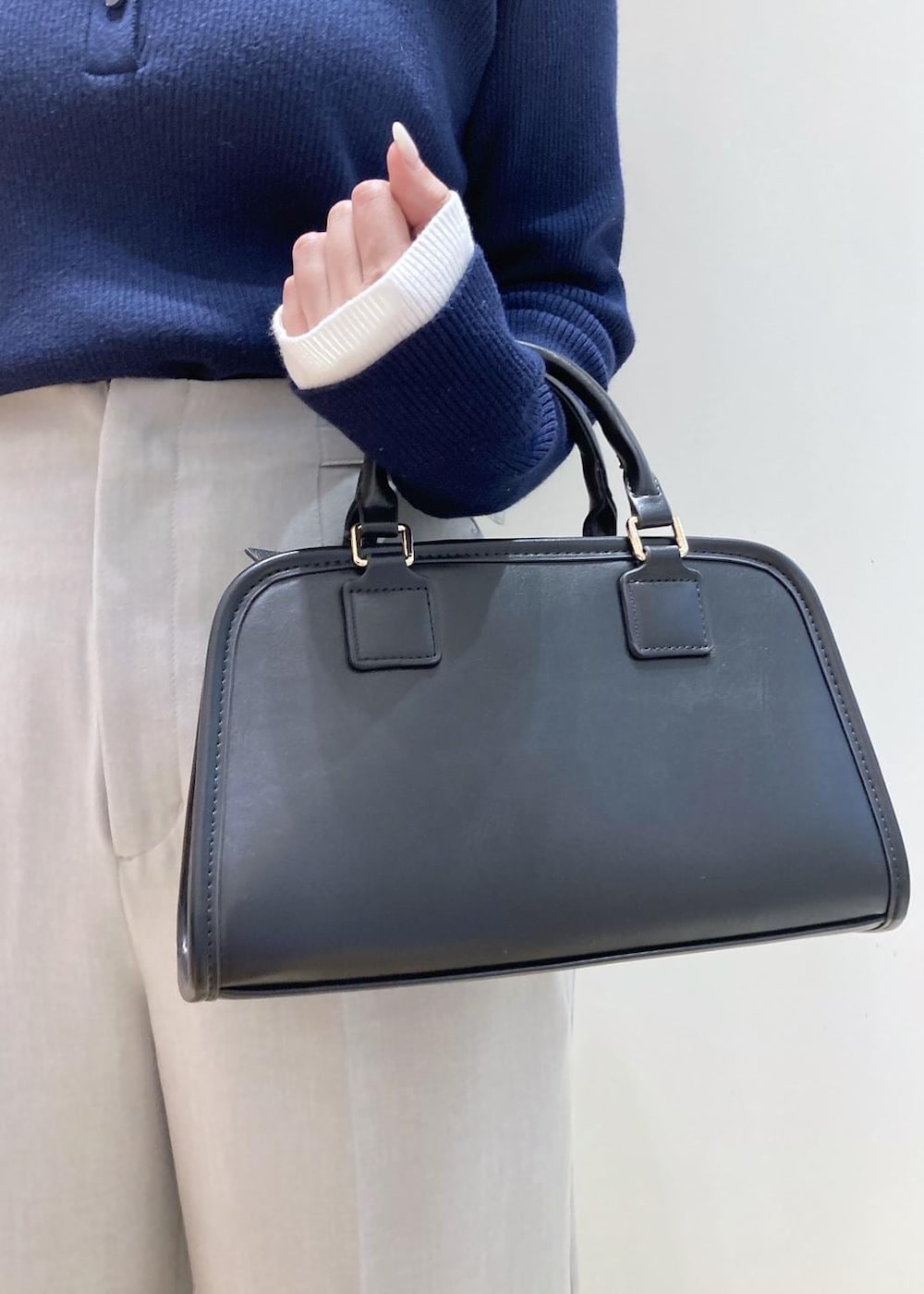 ブラック系のローファー、ブラック系のボストンバッグ、グリーン系のその他パンツを着用したレディースの冬コーディネートの9枚目の写真