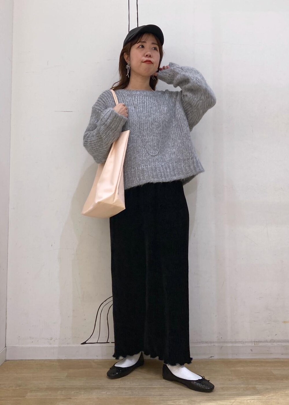 ホワイト系のTシャツ/カットソー、グレー系のニット/セーター、レッド系のトートバッグを着用したレディースの冬コーディネートの2枚目の写真