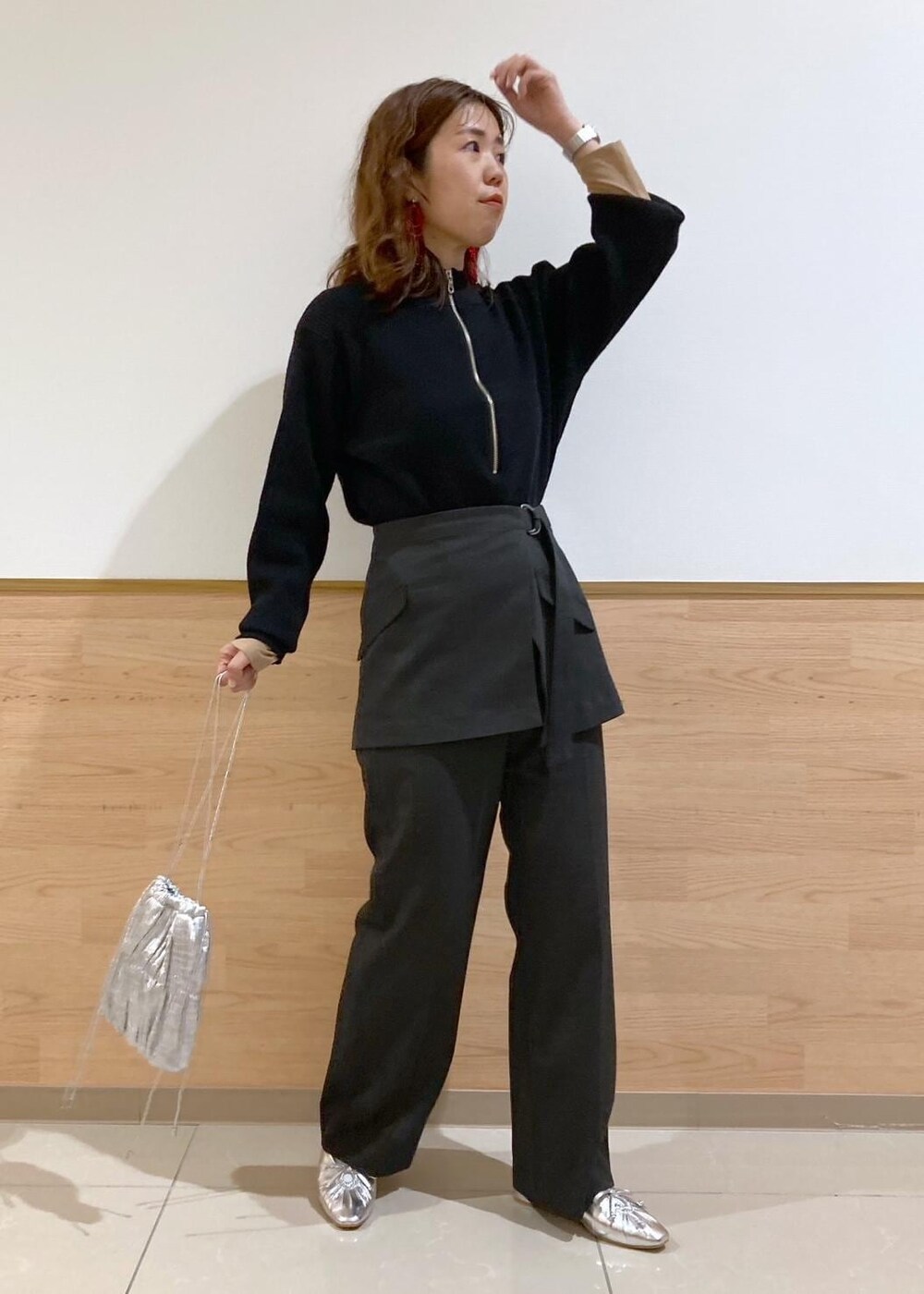 シルバー系のパンプス、ブラック系のニット/セーター、グレー系のその他パンツを着用したレディースの秋コーディネートの2枚目の写真