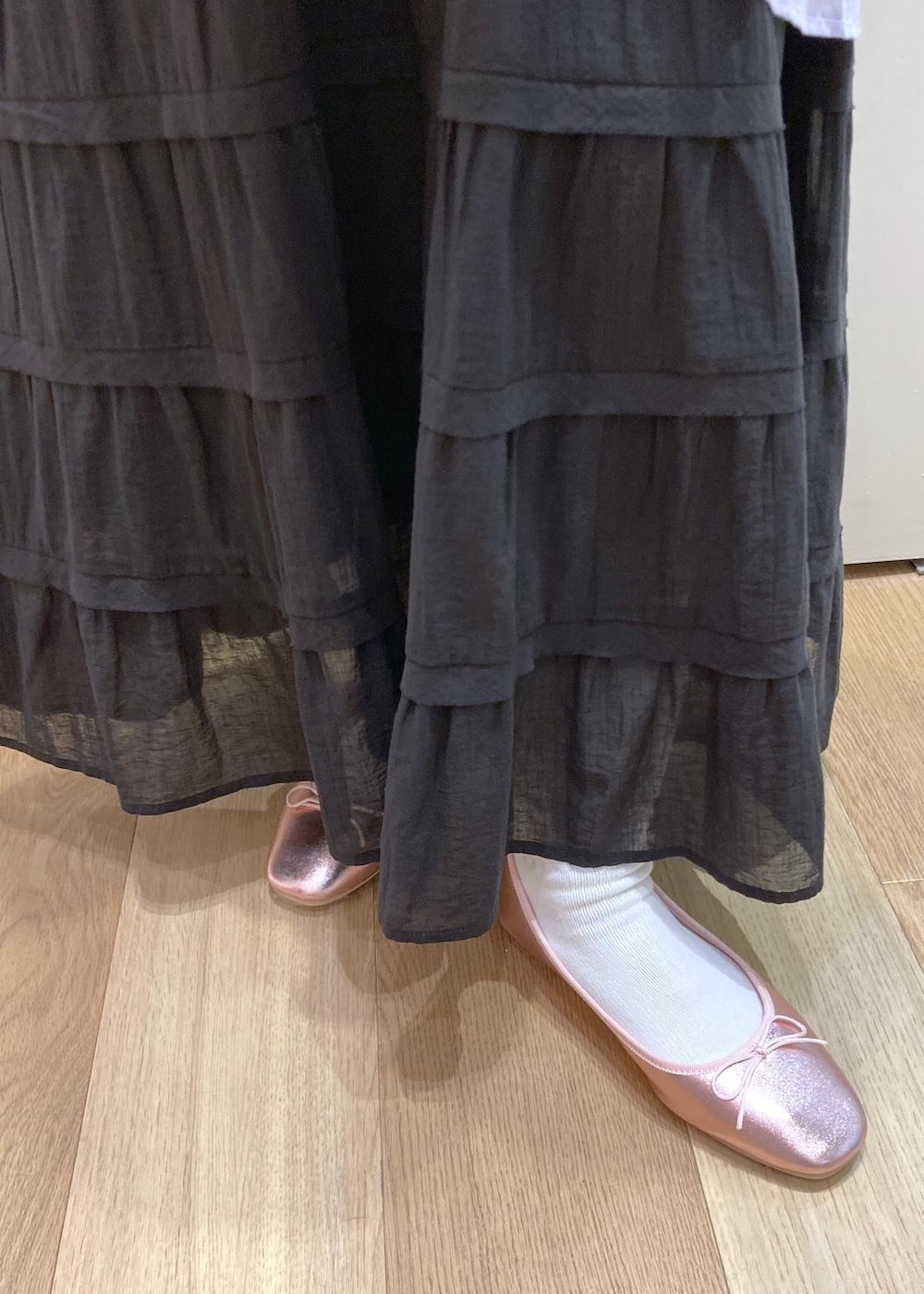 ピンク系のバレエシューズ、ブラック系のスカート、ブラック系のTシャツ/カットソーを着用したレディースの夏コーディネートの5枚目の写真