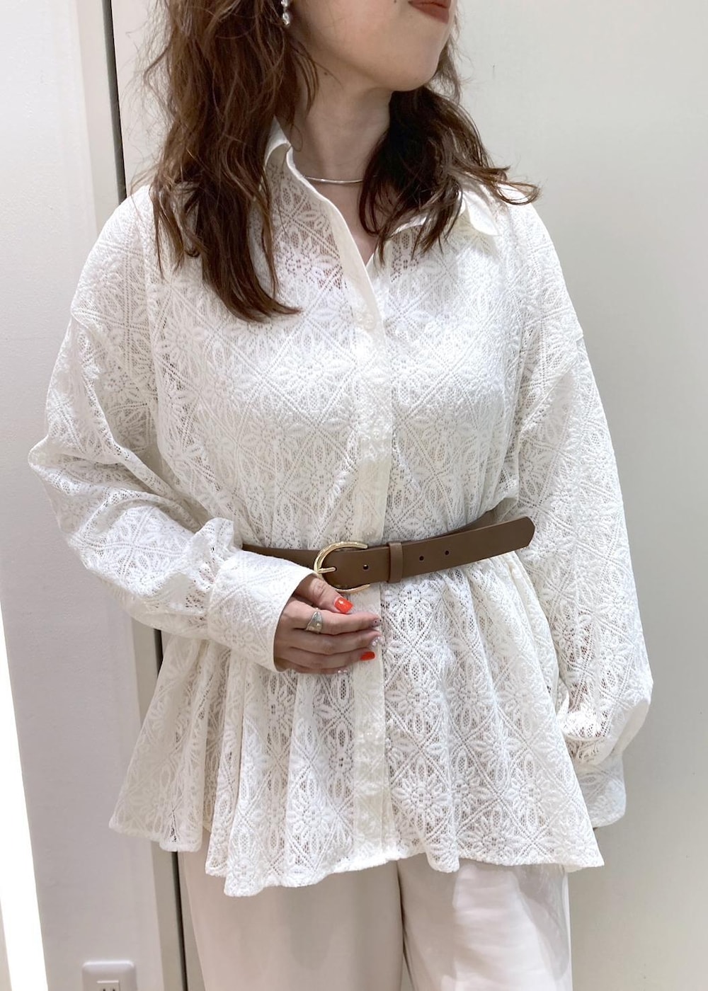 ベージュ系のショルダーバッグ、ベージュ系のその他パンツ、ホワイト系のシャツ/ブラウスを着用したレディースの春コーディネートの4枚目の写真