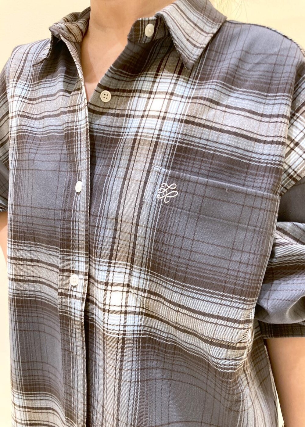 ホワイト系のその他パンツ、ブラック系のローファー、グレー系のシャツ/ブラウスを着用したレディースの秋コーディネートの5枚目の写真