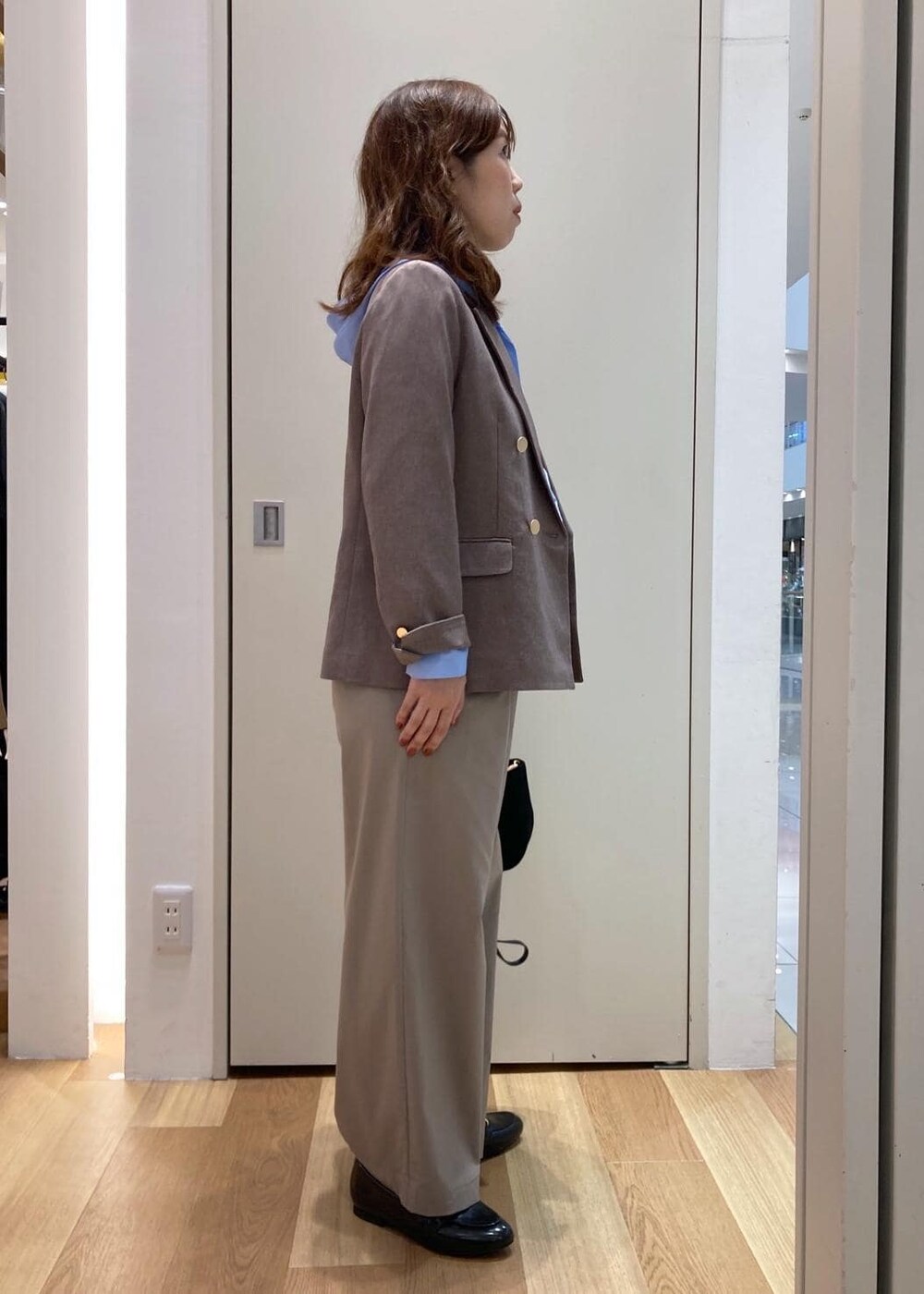 ベージュ系のテーラードジャケット、ベージュ系のその他パンツ、ブラック系のローファーを着用したレディースの秋コーディネートの2枚目の写真