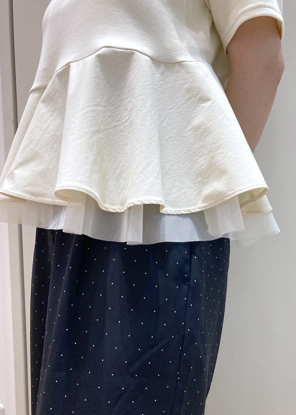 ブラック系のパンプス、ベージュ系のTシャツ/カットソー、ブルー系のその他パンツを着用したレディースの春コーディネートの6枚目の写真