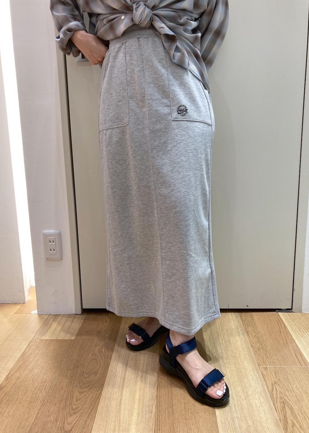 ブルー系のサンダル、ブルー系のシャツ/ブラウス、ブルー系のトートバッグを着用したレディースの夏コーディネートの6枚目の写真