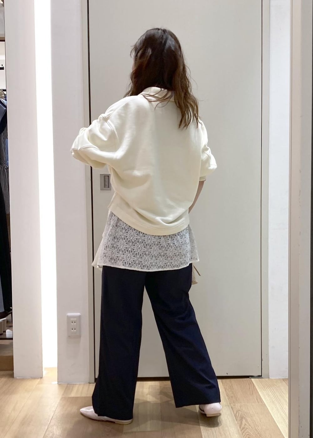 ピンク系のパンプス、ベージュ系のショルダーバッグ、ベージュ系のスウェットを着用したレディースの春コーディネートの3枚目の写真