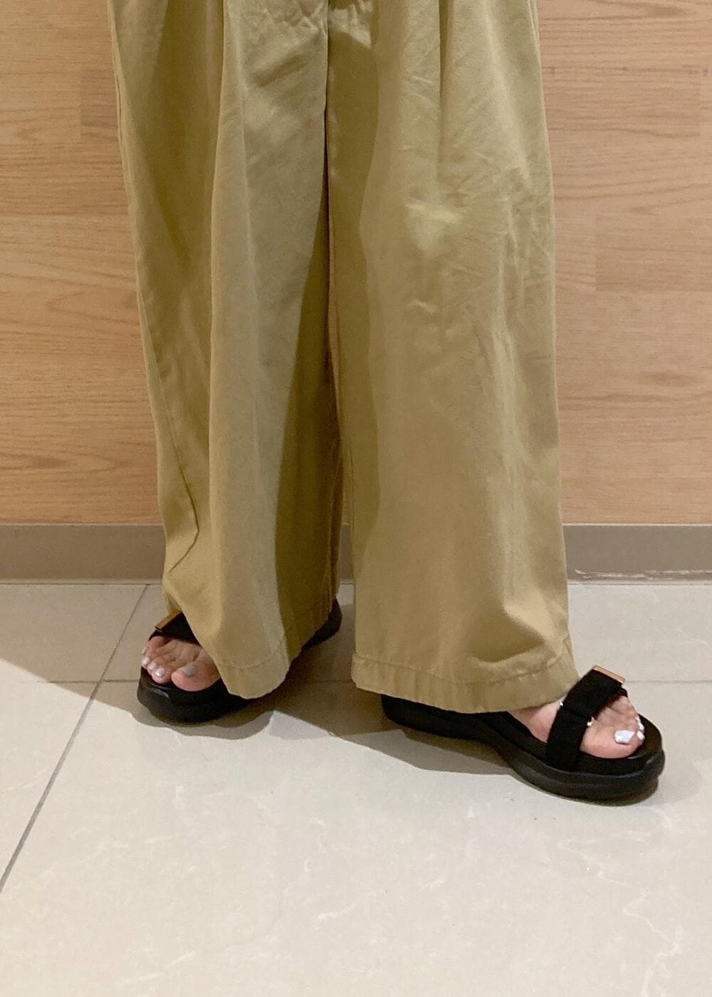 ブラック系のサンダル、イエロー系のその他パンツ、ブラック系のショルダーバッグを着用したレディースの夏コーディネートの7枚目の写真