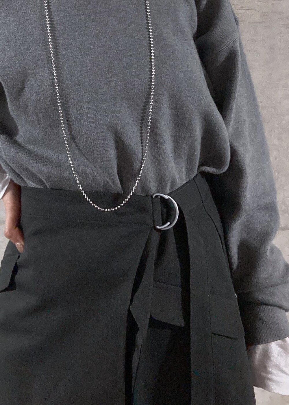 ホワイト系のTシャツ/カットソー、グレー系のその他パンツ、グレー系のニット/セーターを着用したレディースの秋コーディネートの5枚目の写真