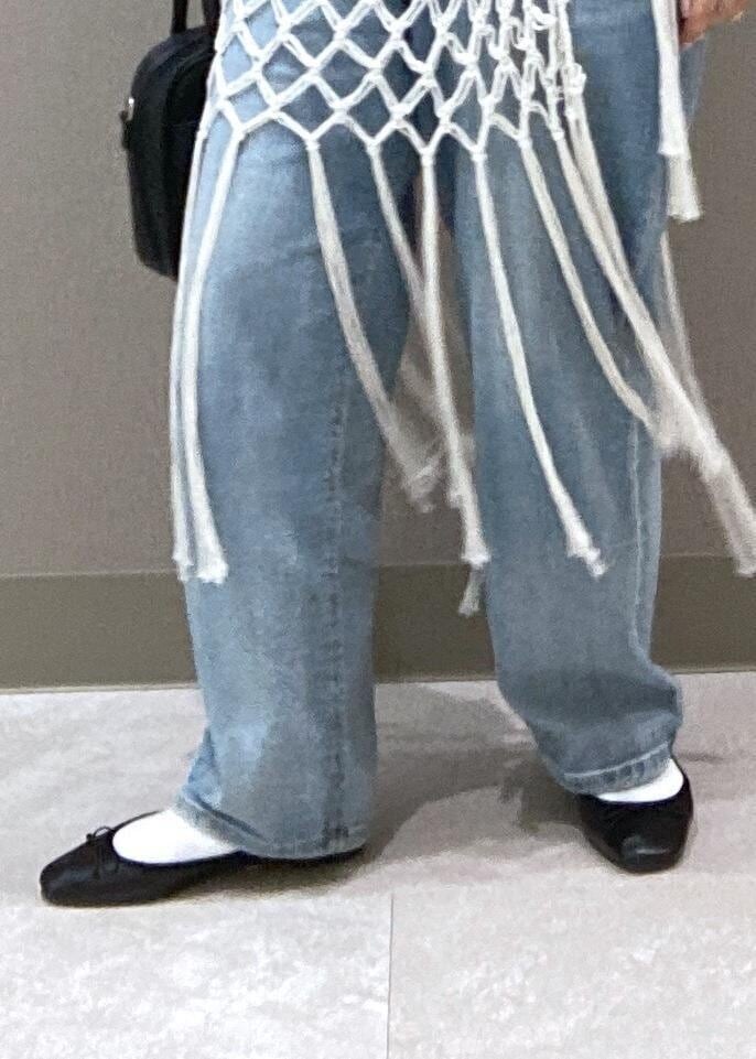 ホワイト系のスカート、ホワイト系のタンクトップ、ブラウン系のシャツ/ブラウスを着用したレディースの夏コーディネートの8枚目の写真