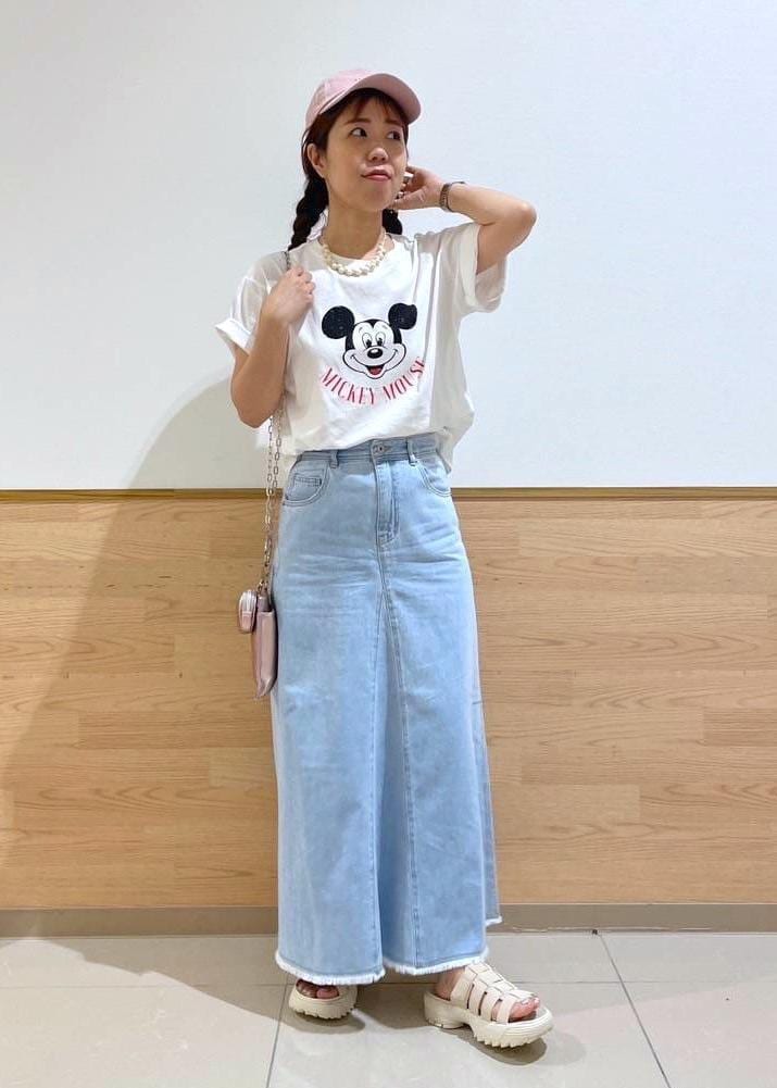 ホワイト系のサンダル、ブルー系のデニムスカート、ホワイト系のTシャツ/カットソーを着用したレディースの夏コーディネートの2枚目の写真