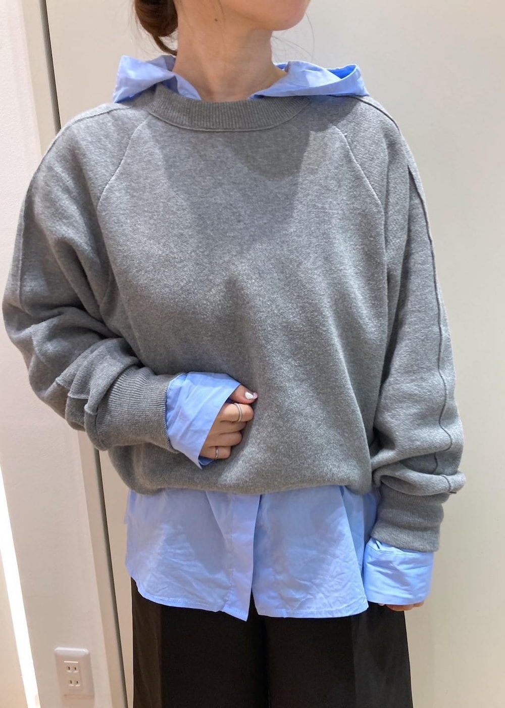 グリーン系のショルダーバッグ、ブルー系のシャツ/ブラウス、グレー系のニット/セーターを着用したレディースの秋コーディネートの4枚目の写真