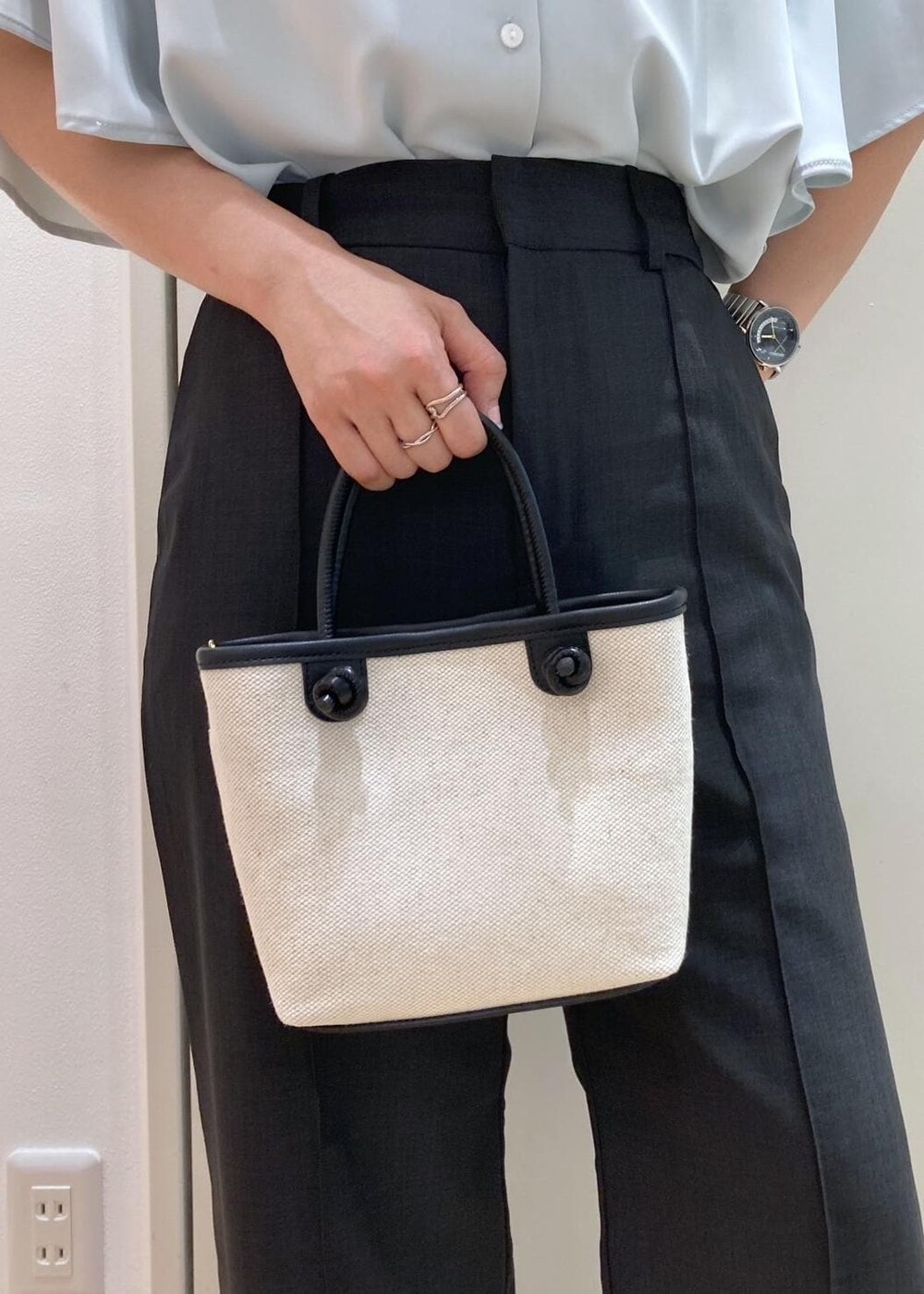 ブラック系のローファー、グレー系のその他パンツ、ブラック系のトートバッグを着用したレディースの夏コーディネートの7枚目の写真