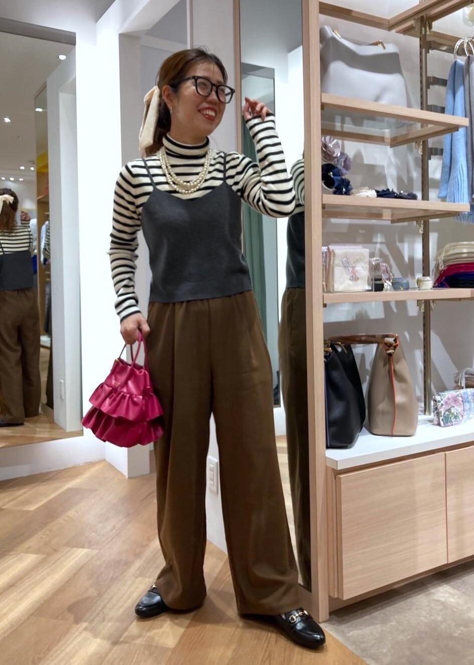 ブラック系のローファー、ベージュ系のその他アウター、ホワイト系のニット/セーターを着用したレディースの冬コーディネートの2枚目の写真