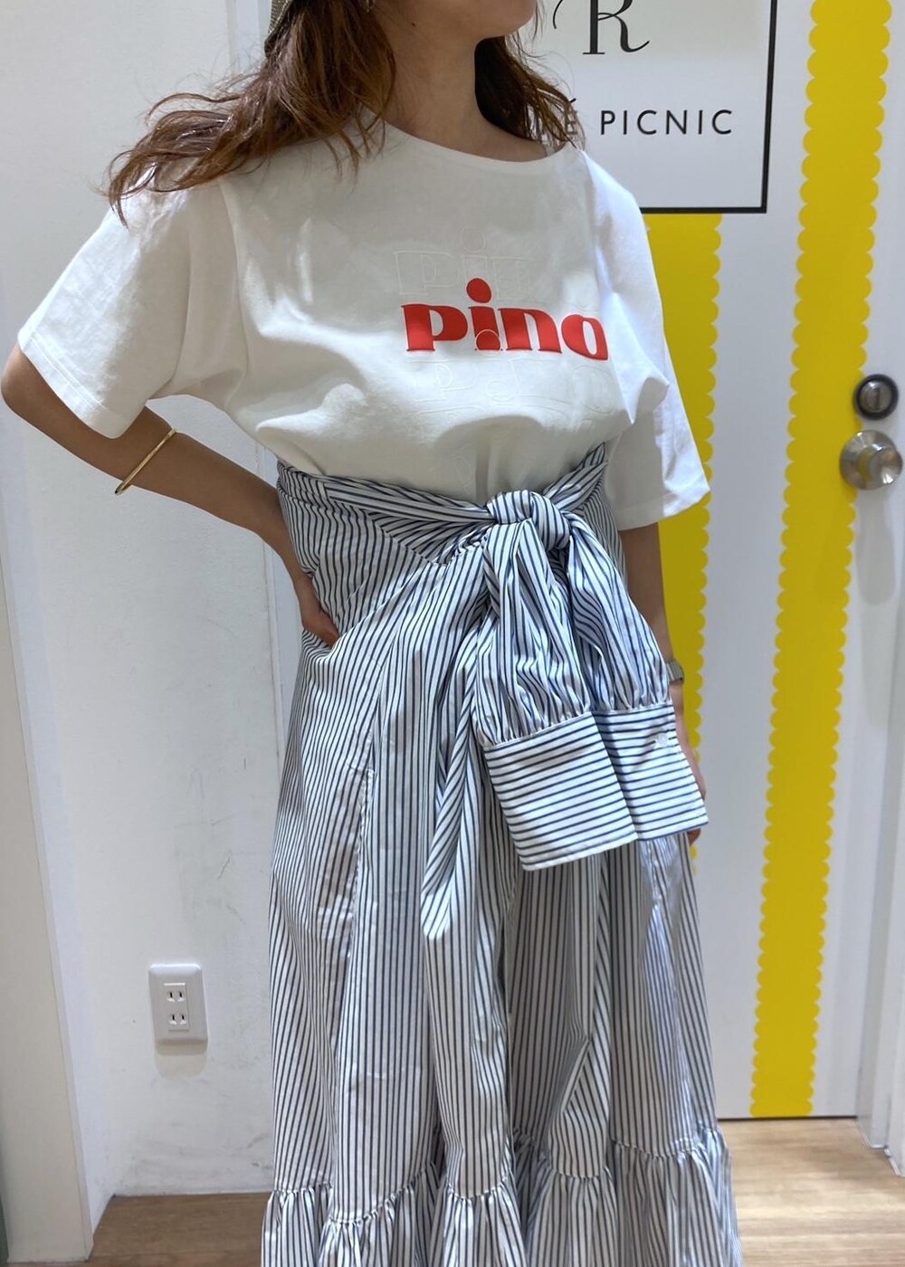 ブラック系のサンダル、ホワイト系のショルダーバッグ、ブルー系のシャツワンピースを着用したレディースの春コーディネートの3枚目の写真