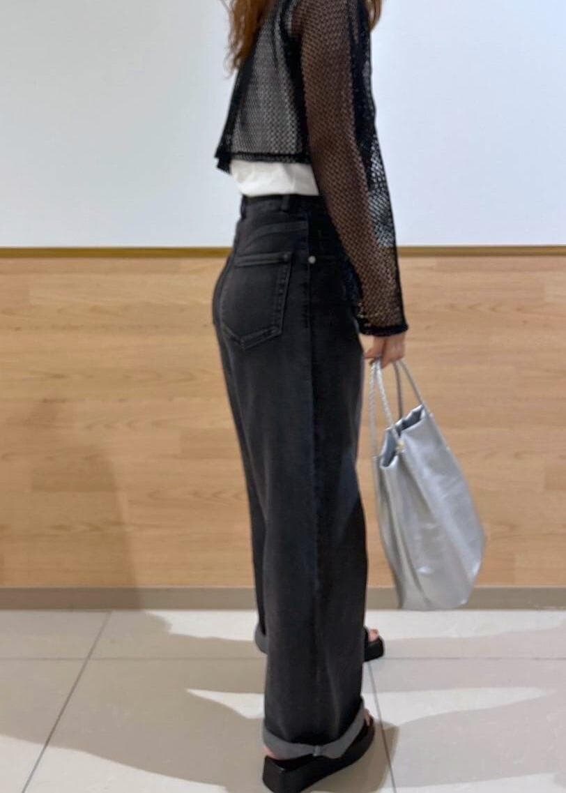 シルバー系のトートバッグ、ベージュ系のTシャツ/カットソー、ブラック系のサンダルを着用したレディースの夏コーディネートの8枚目の写真