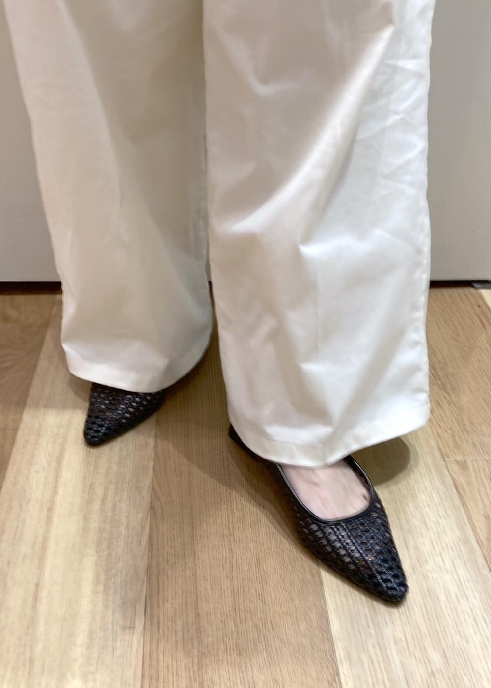 ホワイト系のチノパンツ、ブラック系のパンプス、ブラック系のショルダーバッグを着用したレディースの夏コーディネートの8枚目の写真