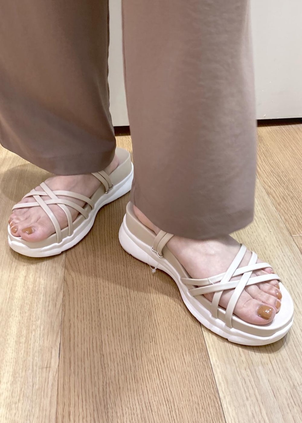 ホワイト系のサンダル、ブラウン系のその他パンツ、イエロー系のショルダーバッグを着用したレディースの夏コーディネートの7枚目の写真