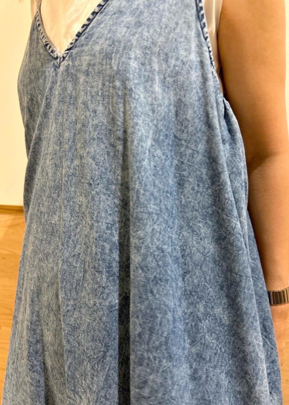 ブラック系のサンダル、シルバー系のショルダーバッグ、ホワイト系のTシャツ/カットソーを着用したレディースの夏コーディネートの8枚目の写真