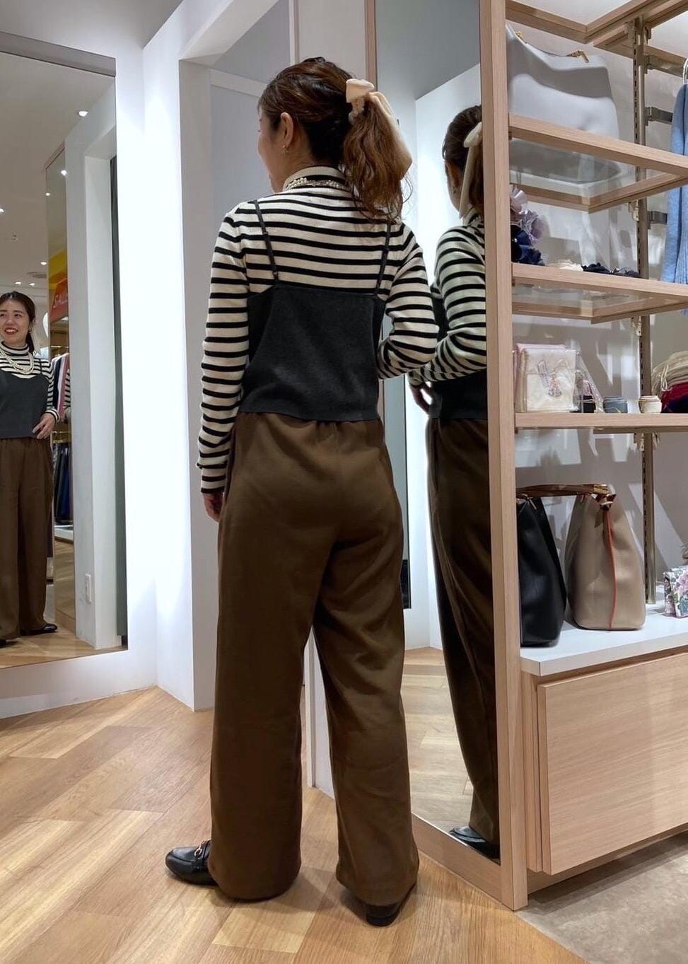 ブラック系のローファー、ベージュ系のその他アウター、ホワイト系のニット/セーターを着用したレディースの冬コーディネートの4枚目の写真