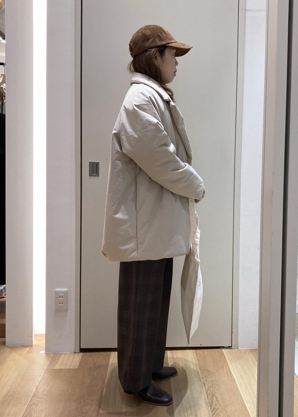 ホワイト系のニット/セーター、ブラウン系のブーツ、レッド系のニット/セーターを着用したレディースの秋コーディネートの2枚目の写真