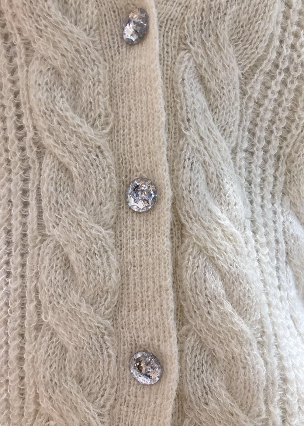 ホワイト系のTシャツ/カットソー、ブラック系のダウンジャケット/コート、ブラック系のローファーを着用したレディースの秋コーディネートの5枚目の写真