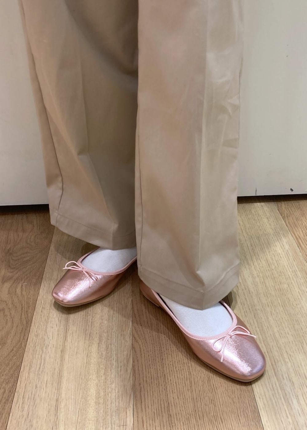 ベージュ系のチノパンツ、イエロー系のトートバッグ、ホワイト系のニット/セーターを着用したレディースの春コーディネートの8枚目の写真