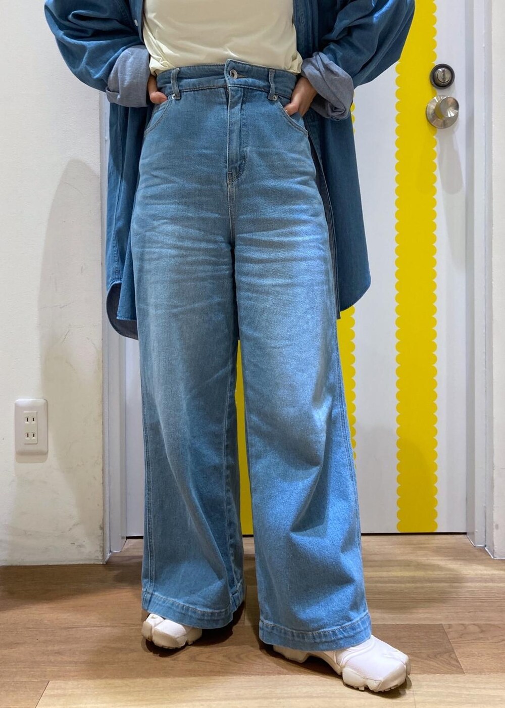 ホワイト系のTシャツ/カットソー、ブルー系のデニムパンツ、シルバー系のショルダーバッグを着用したレディースの春コーディネートの5枚目の写真