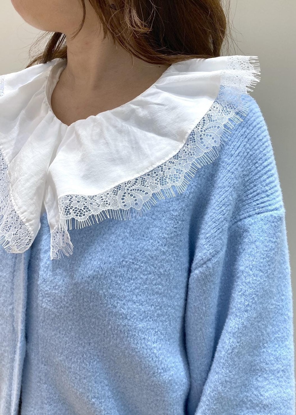 ブルー系のカーディガン/ボレロ、グレー系のスカート、ホワイト系のシャツ/ブラウスを着用したレディースの秋コーディネートの5枚目の写真
