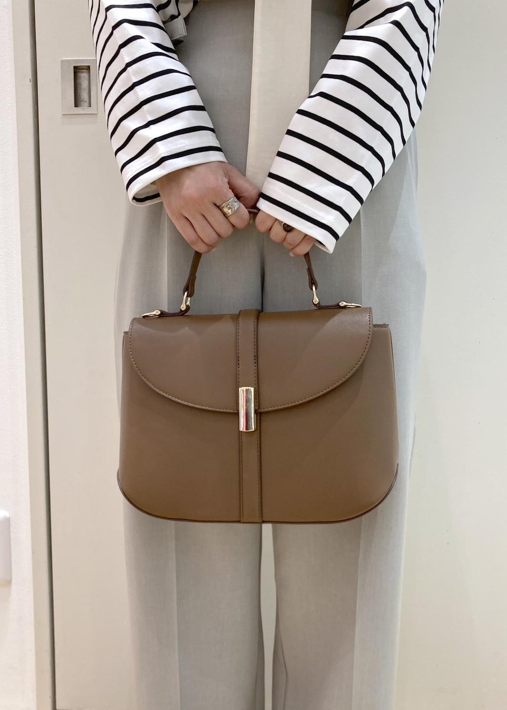 ブラック系のTシャツ/カットソー、ブラウン系のローファー、グリーン系のその他パンツを着用したレディースの冬コーディネートの9枚目の写真