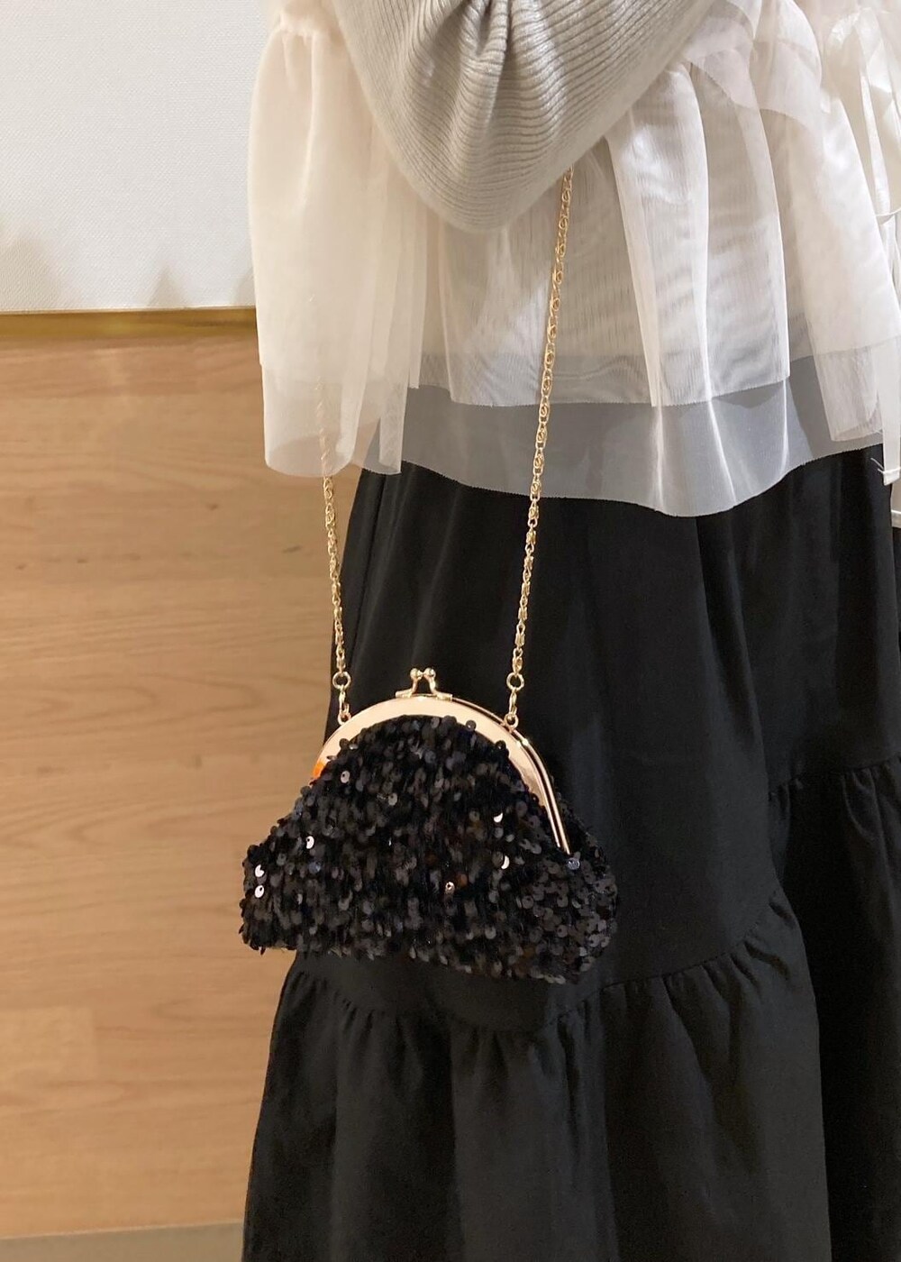 ブラウン系のダウンジャケット/コート、グレー系のニット/セーター、ブラック系のブーツを着用したレディースの冬コーディネートの8枚目の写真