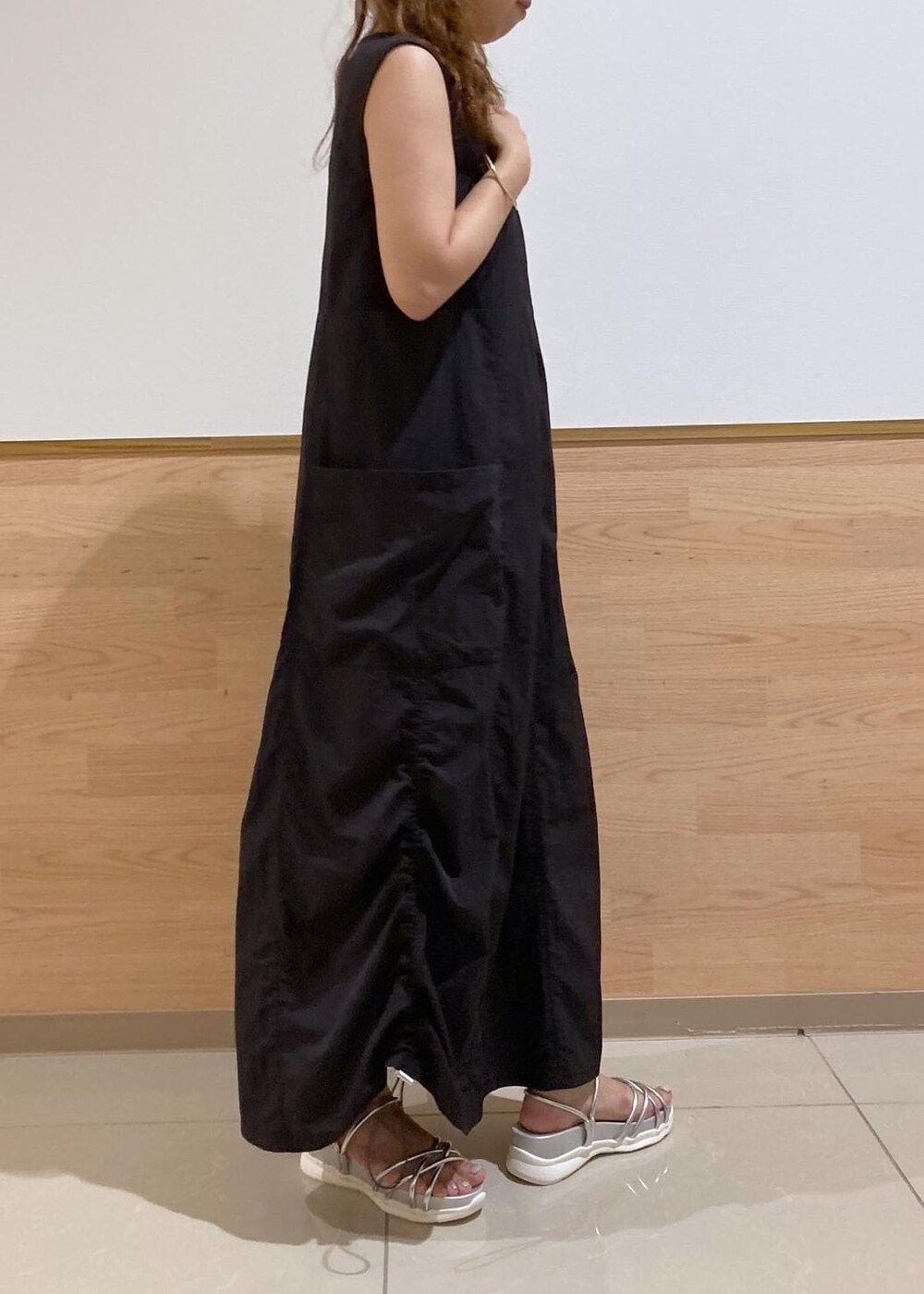 シルバー系のサンダル、ブラック系のワンピース、シルバー系のトートバッグを着用したレディースの夏コーディネートの4枚目の写真